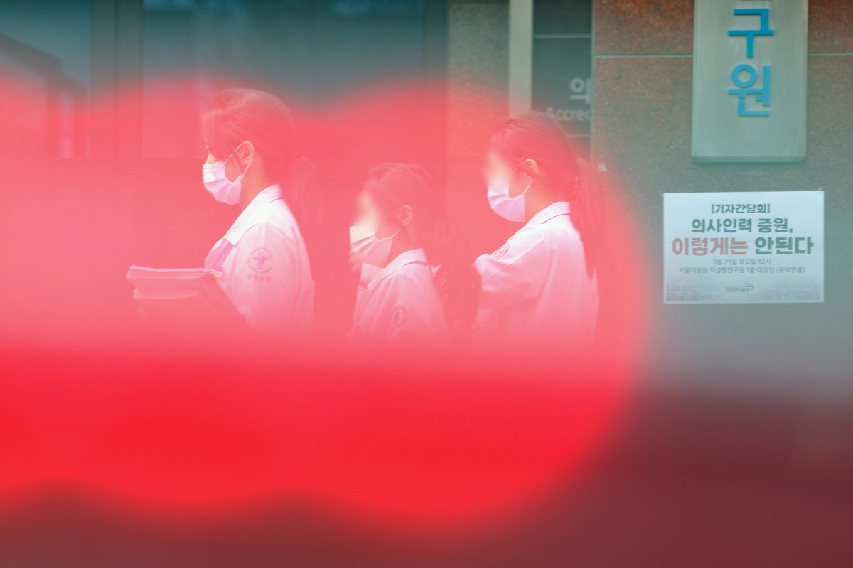 22일 서울 시내 한 대학병원에서 의료진들이 이동하고 있다. 2024.3.22. 뉴스1