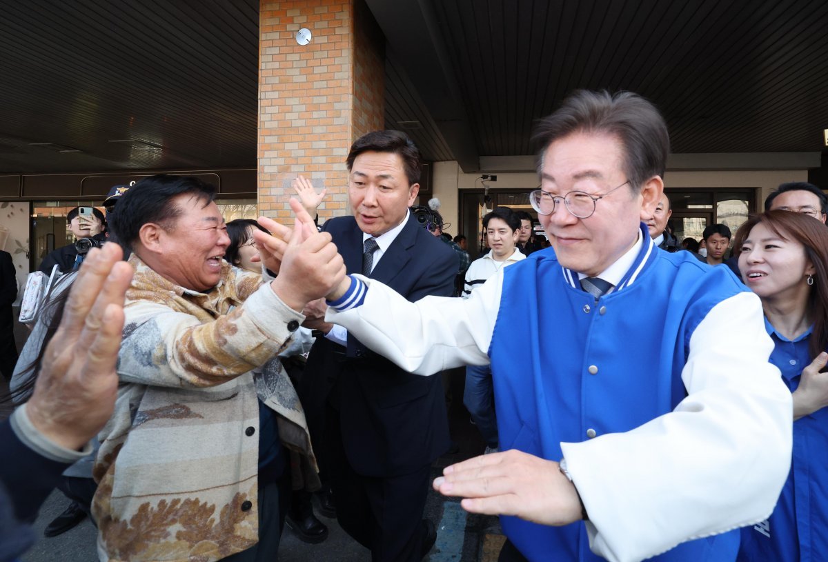 더불어민주당 이재명 대표가 24일 오후 서울 서초구 고속버스터미널에서 시민들과 손을 잡으며 인사를 나누고 있다. 뉴스1