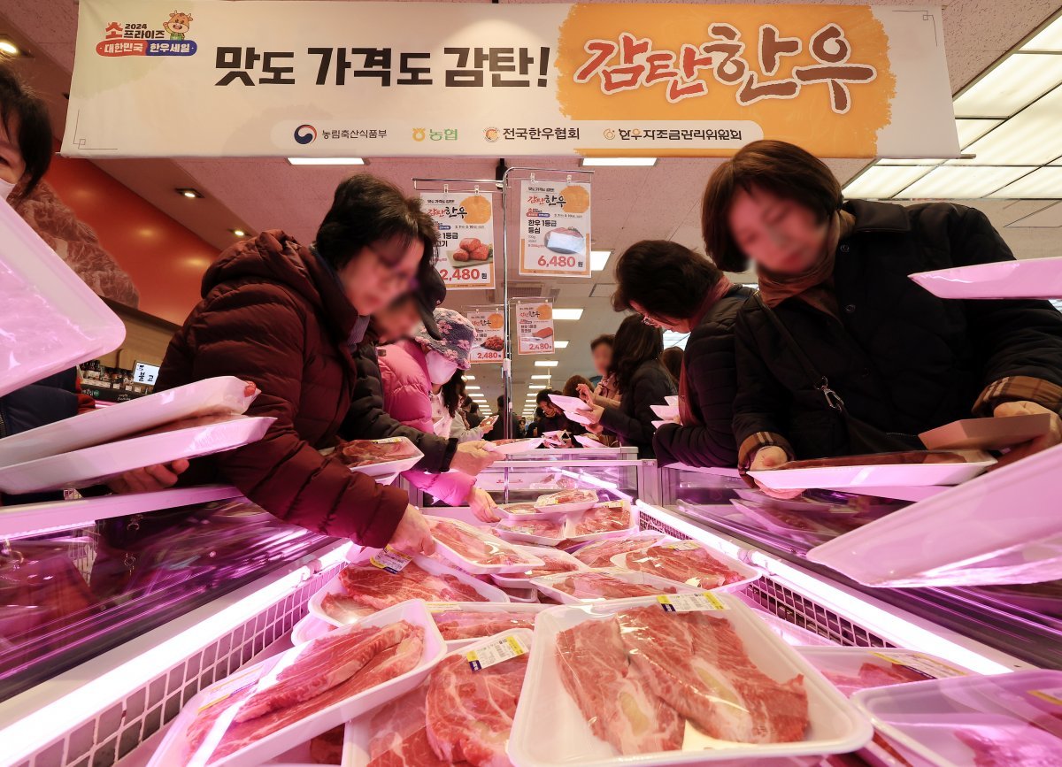 서울 서초구 하나로마트 양재점에 열린 ‘소프라이즈 2024 대한민국 한우세일’을 찾은 시민들이 한우를 고르고 있다. 2024.3.7 뉴스1