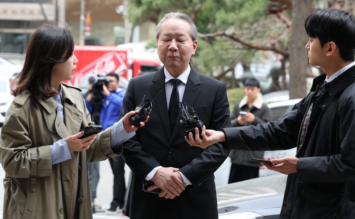 ‘전공의 집단사직 공모’ 혐의를 받는 주수호 대한의사협회 비상대책위원회 언론홍보위원장이 25일 오전 서울 마포구 서울경찰청 공공범죄수사대에 출석하며 발언하고 있다. 2024.3.25/뉴스1