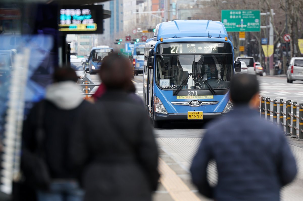 26일 서울의 한 버스정류장에서 시민들이 버스에 승차하고 있다. 2024.2.26. 뉴스1