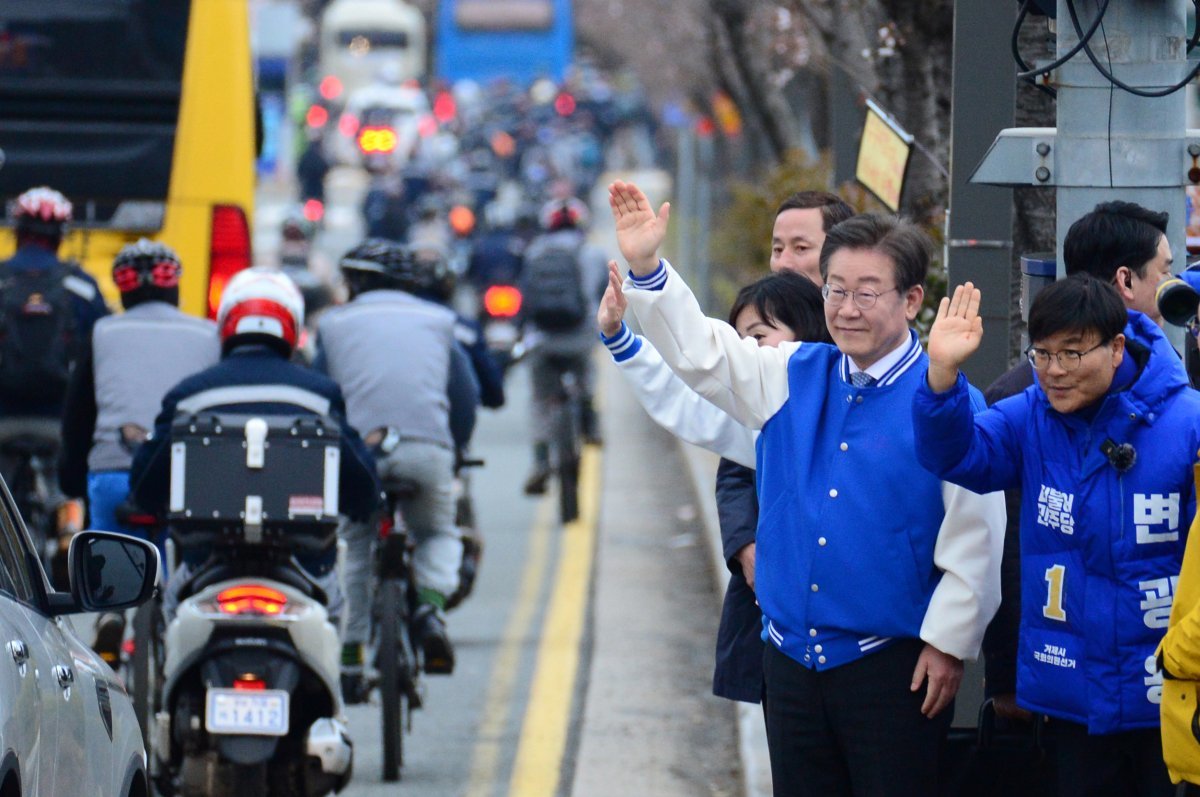 25일 오전 더불어민주당 이재명 대표가 경남 거제시 삼성중공업 앞 도로에서 출근길 인사를 하고 있다. 2024.03.25. 뉴시스