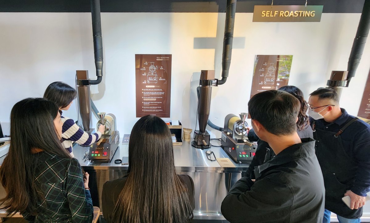 ‘시티로스터리’에서 진행되는 ‘청년 커피 창업 교육’. 서울시 청년들이 커피 원두 로스팅 실습을 진행 중이다.