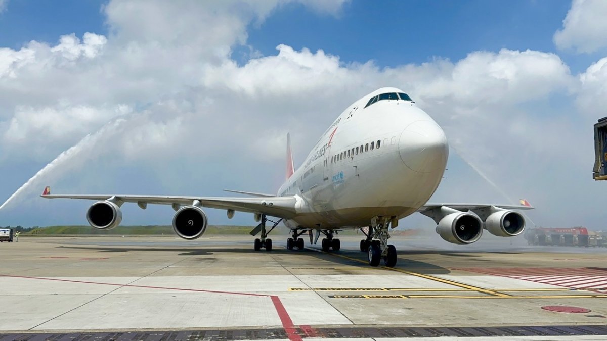마지막 운항 ‘물대포 축하’ 아시아나항공 ‘보잉 747-400’ 여객기가 25일 대만 타오위안국제공항에 도착해 마지막 운항 기념으로 물대포 환영을 받고 있다. 한국에 남아 있는 마지막 B747-400 여객기다. 아시아나항공 제공