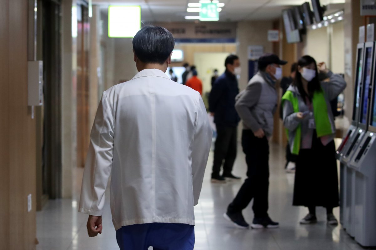 돌파구가 보이지 않는 ‘의·정 갈등’으로 인해 의료 공백이 길어지는 가운데 22일 대구의 한 대학병원에서 의사가 복도를 걷고 있다. 2024.3.22/뉴스1