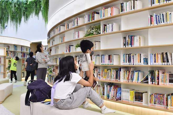 최근 부산 연제구 부산시청 1층에 마련된 ‘들락날락’을 찾은 어린이들이 책을 읽으며 즐거운 시간을 보내고 있다. 부산시 제공