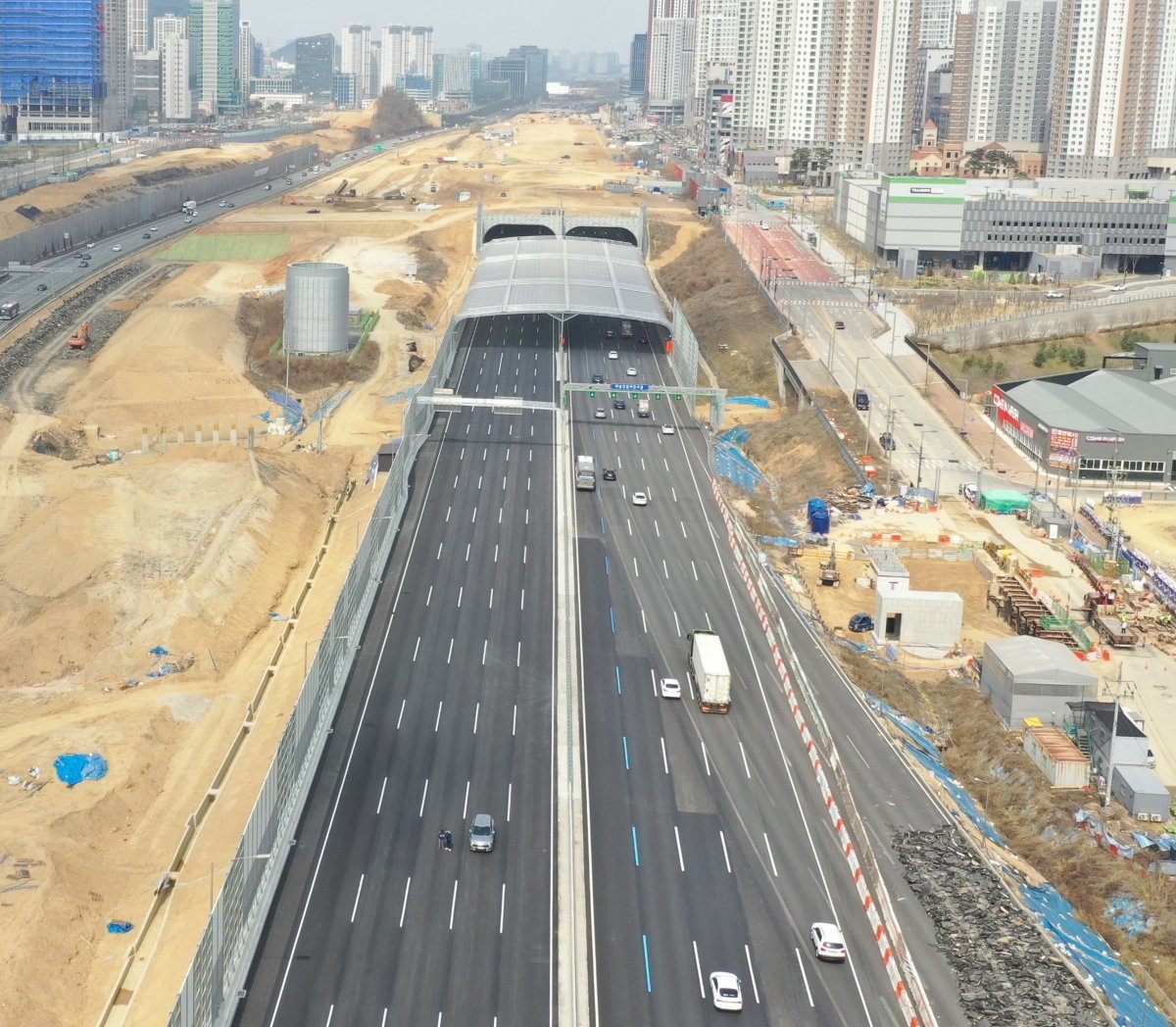 28일 오전 5시 개통되는 경부고속도로 동탄 교차로부터 기흥동탄 나들목(IC) 1.2km 구간 지하화 터널 공사 당시 모습. 국토교통부 제공