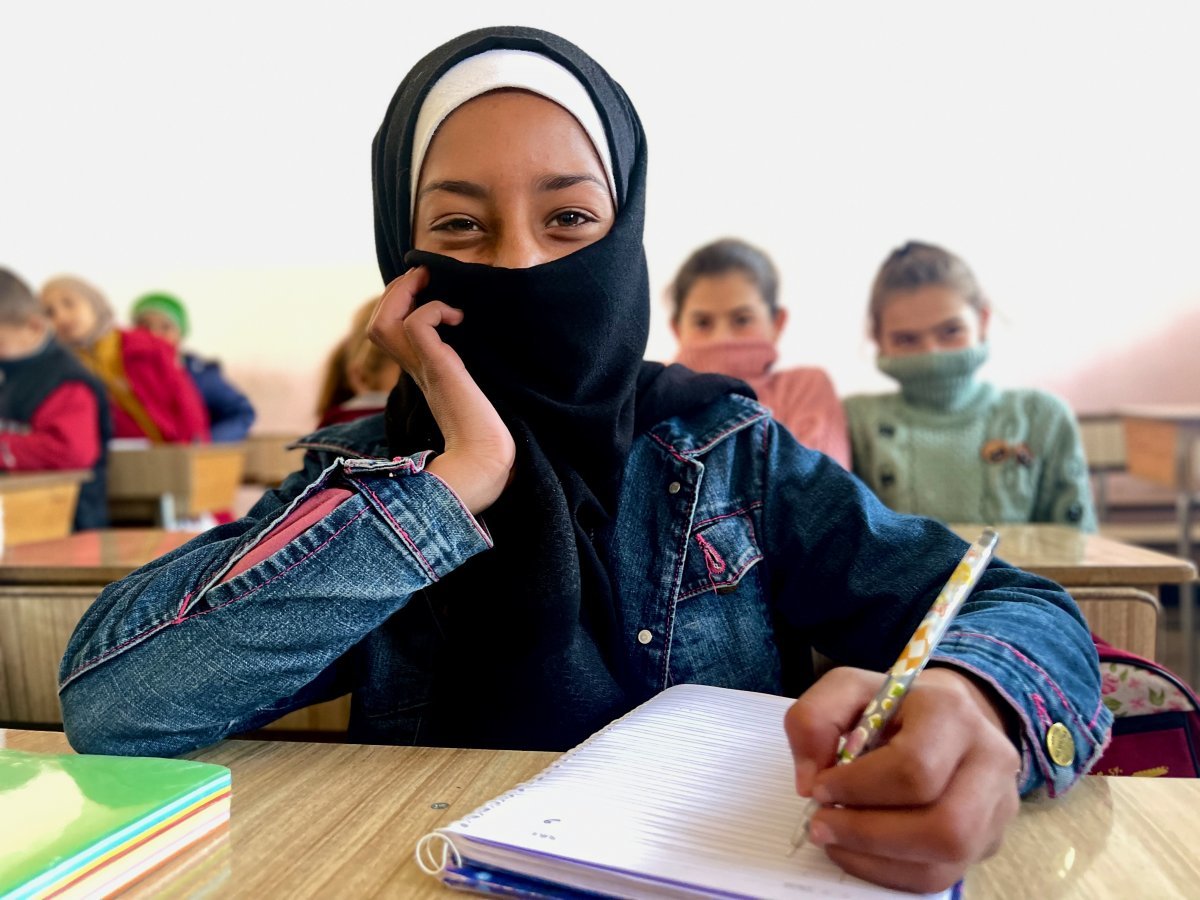보안상 얼굴을 가린 시리아 난민 어린이들이 컨선월드와이드가 수리한 학교에서 수업을 듣고 있다. 컨선월드와이드 제공