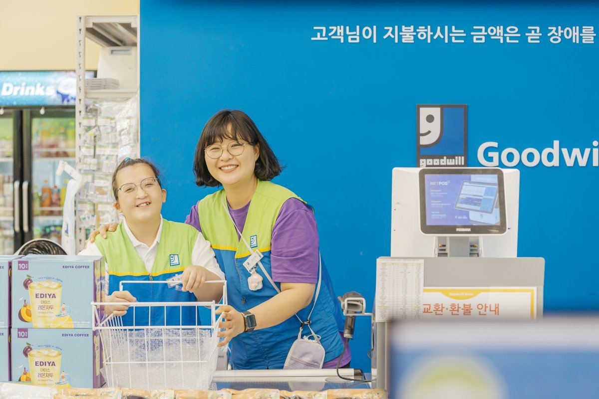 굿윌스토어 밀알강서점에서 일하는 소희 씨(왼쪽). 밀알복지재단 제공