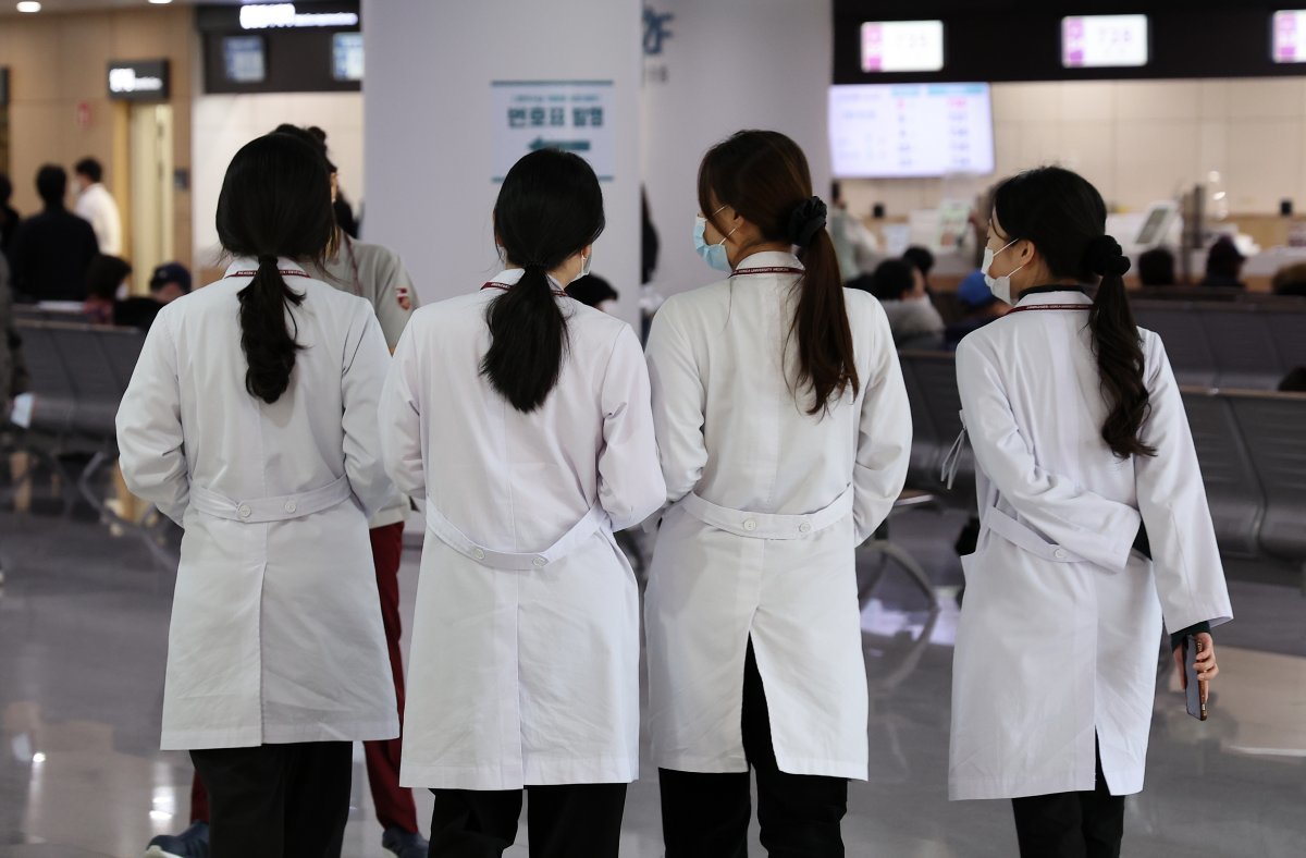 22일 서울 시내 한 대학병원에서 의료진이 발걸음을 옮기고 있다. 2024.2.22/뉴스1 ⓒ News1 김성진 기자