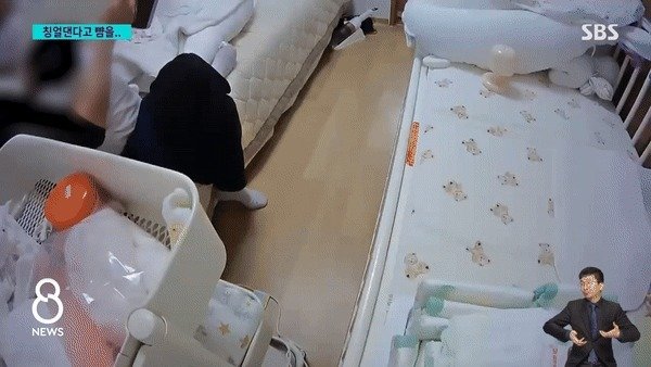 생후 두 달도 안 된 아기의 뺨을 때리고 있는 정부지원 산후도우미. SBS뉴스 영상 갈무리