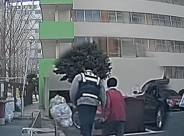 이로파출소 소속 신임이었던 조은성 순경이 A 씨의 집을 찾아주는 모습. 경찰청 유튜브 캡처