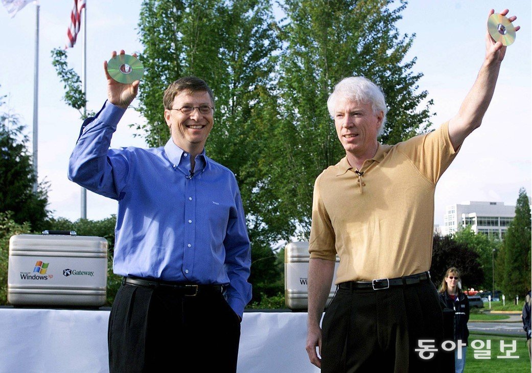 2001년 윈도우XP 출시 행사에 참석한 빌 게이츠 MS 창업자(왼쪽). 동아일보DB
