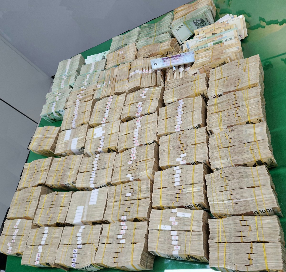 지난 20일 인천 청라에 있는 사기 조직의 은신처에서 경찰이 압수한 현금 다발. (대전경찰청 제공)/뉴스1