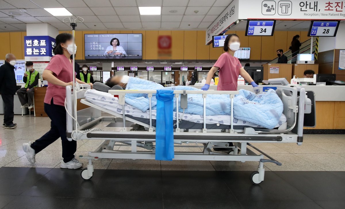 22일 대구의 한 대학병원에서 간호사들이 환자의 병상을 옮기고 있다. 2024.3.22/뉴스1