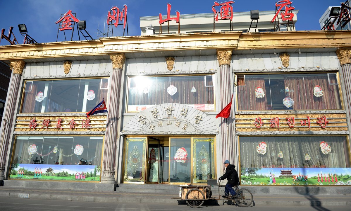 중국 랴오닝성 단동시내에 위치한 북한 식당. (자료사진)