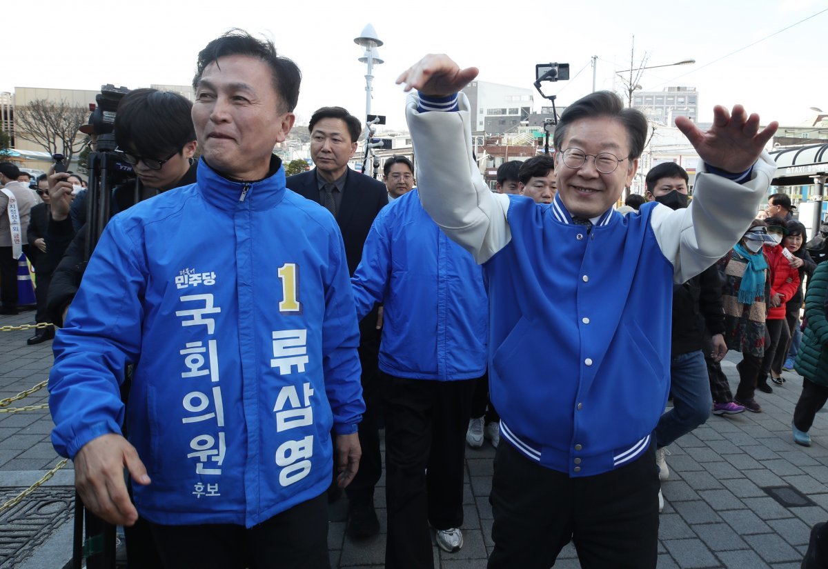 이재명 더불어민주당 대표와 류삼영 4.10 총선 서울 동작을 후보가 26일 오후 서울 동작구 흑성동 중앙대학교병원 정문 앞에서 지지자들에게 인사하고 있다. 2024.3.26. 뉴스1