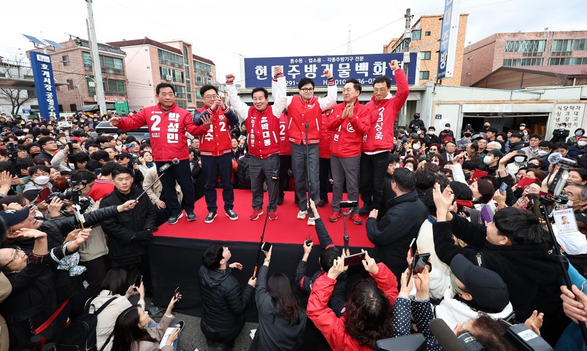 한동훈 국민의힘 총괄선거대책위원장이 26일 오후 울산과 울주지역 후보들과 함께 울산 북구 호계시장을 찾아 지지자들에게 인사하고 있다. 2024.3.26. 뉴스1