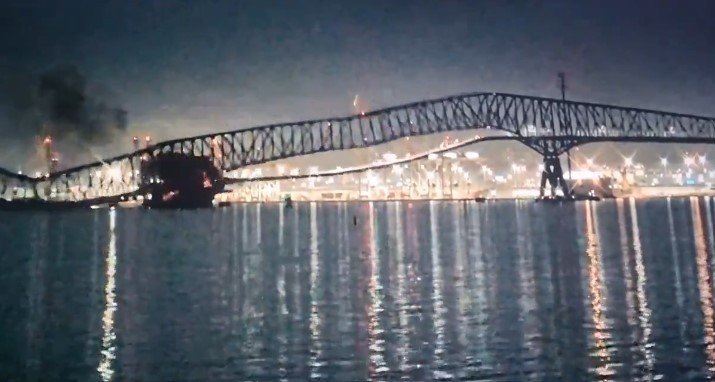 26일(현지시간) 미국 메릴랜드주 볼티모어의 프란치스 스콧 케이 교량 다리 부분이 대형 선박과 충돌해 다리 전체가 휘어지고 있다. 몇분 후 교량은 붕기됐다. (출처 : X) 2024.06.26/