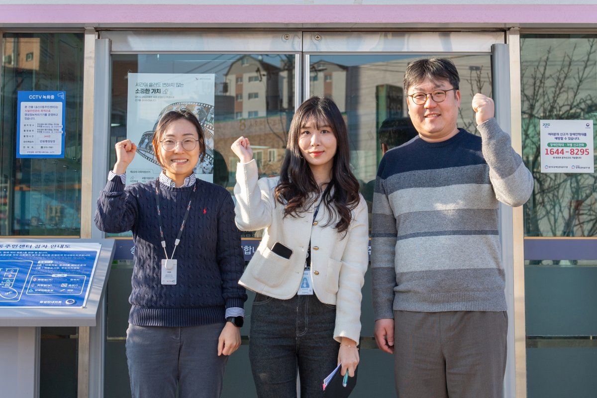 ‘e아동행복지원사업’을 담당하는 월드비전 위기아동지원팀 박아람 차장과 우수 담당자로 선정된 경기 의정부시 송산2동 주민센터 보건복지팀 이상은 주무관, 한국사회보장정보원 이성호 대리(왼쪽부터). 월드비전 제공