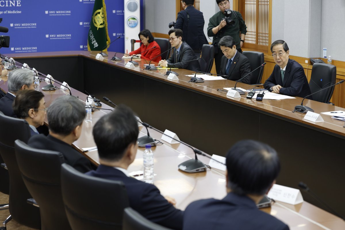 한덕수 국무총리가 26일 서울 종로구 서울대학교 연건캠퍼스 의과대학에서 열린 의료 개혁 관련 현안 논의에서 인사말을 하고 있다. 2034. 03.26. 사진공동취재단