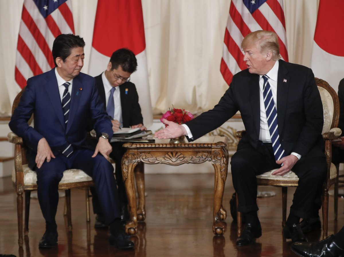 2018년 4월 17일 아베 신조 전 일본 총리와 도널드 트럼프 전 미국 대통령이 미 플로리다주 팜비치의 마러라고 사저에서 정상회담을 할 때 통역을 하고 있는 다카오 나오(가운데). 팜비치=AP 뉴시스