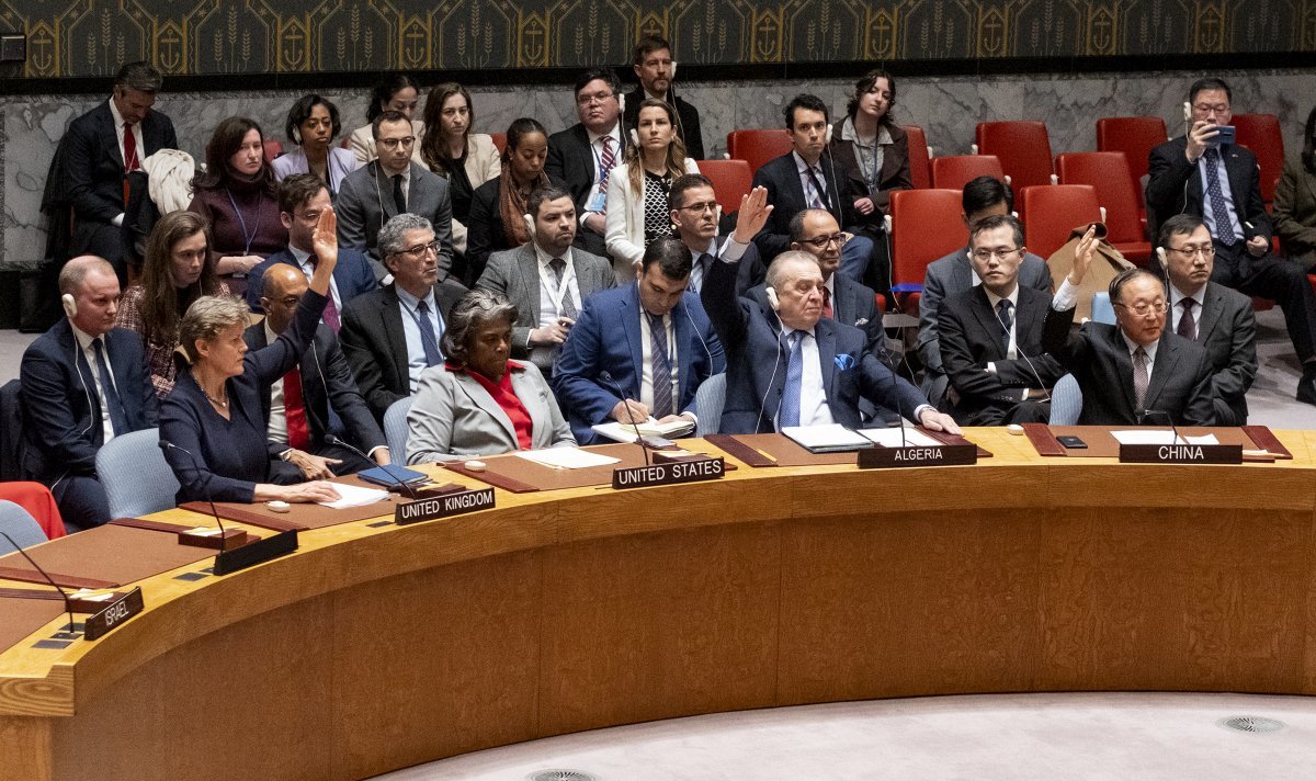 유엔안보리 15개국 중 美만 기권 25일 린다 토머스그린필드 주유엔 미국대사(앞줄 왼쪽에서 두 번째)가 미국 뉴욕 맨해튼 유엔 본부에서 열린 ‘가자지구 즉각 휴전 결의안’ 표결에 참여하지 않은 채 고개를 숙이고 있다. 이날 유엔 안전보장이사회는 15개국 중 미국을 제외한 14개국의 찬성으로 이스라엘과 팔레스타인 무장단체 하마스의 즉각 휴전 및 인질 석방을 촉구하는 결의안을 채택했다. 전쟁 발발 후 이스라엘을 지지해 온 미국은 기권했다. 뉴욕=AP 뉴시스