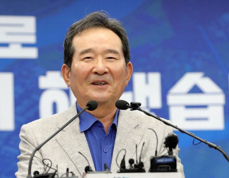 Former Prime Minister Chung Sye-kyun is holding a press conference regarding the attraction of the Saemangeum secondary battery specialized complex at the Jeonbuk Provincial Office in Jeonju-si, Jeollabuk-do in July last year.  News 1