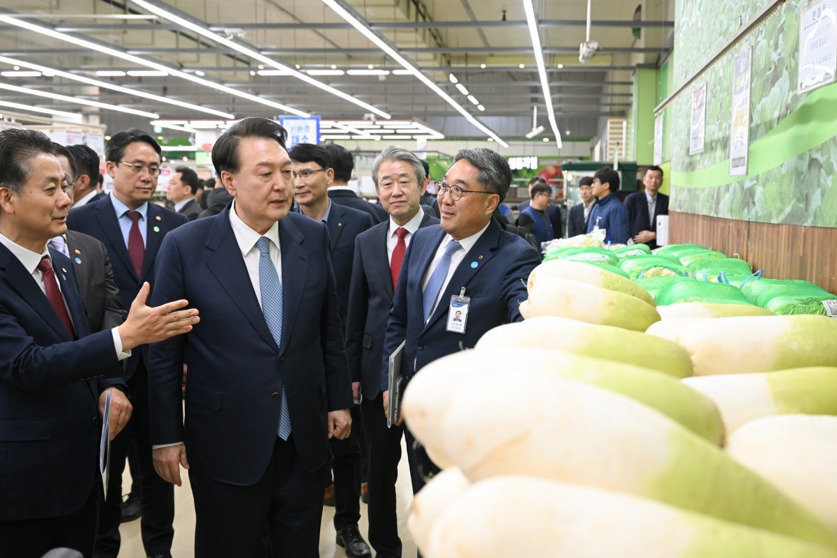 President Yoon Seok-yeol visits the Yangjae branch of Nonghyup Hanaro Mart in Seocho-gu, Seoul on the 18th and is looking around the vegetable section.  (Provided by the President's Office) 2024.3.18