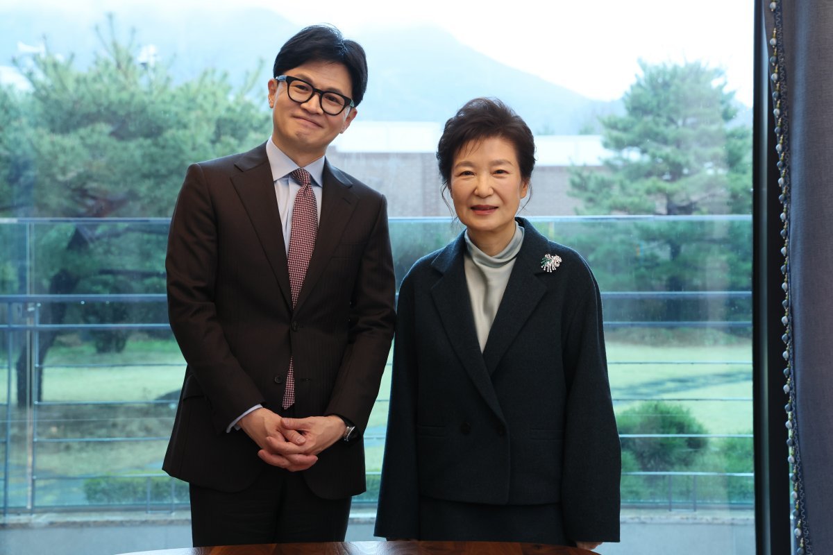 한동훈 국민의힘 비상대책위원장(왼쪽)이 26일 대구 달성군 박근혜 전 대통령 사저에서 박 전 대통령과 기념촬영을 하고 있다. 국민의힘 제공