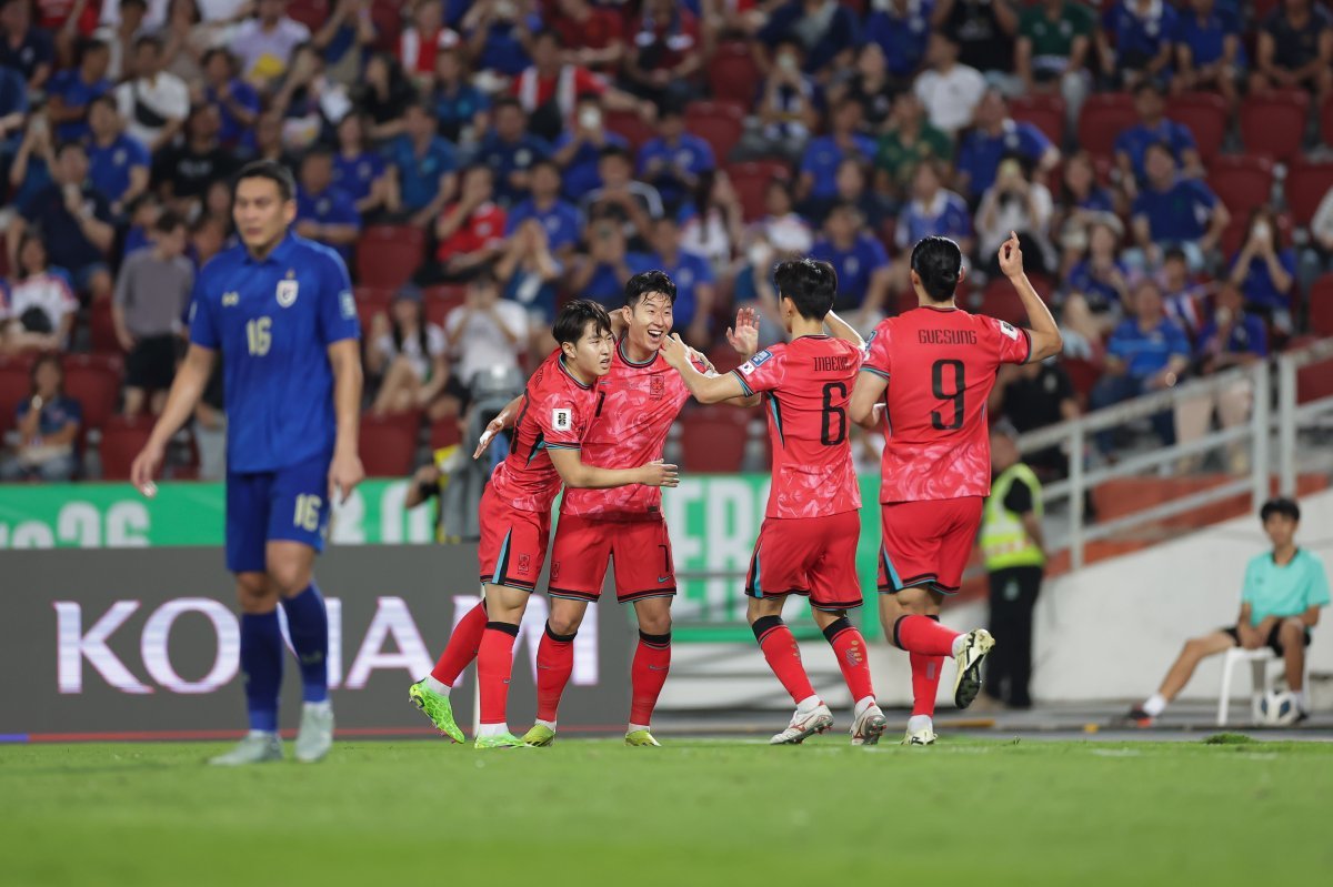 한국 축구대표팀의 손흥민(오른쪽에서 세 번째)이 26일 태국과의 2026 북중미 월드컵 아시아 2차 예선 4차전 방문경기에서 한국이 1-0으로 앞서던 후반 9분 이강인(오른쪽에서 네 번째)의 도움을 받고 골을 넣은 뒤 이강인을 안고 기뻐하고 있다. 이날 한국이 태국에 3-0으로 승리했다. 대한축구협회 제공