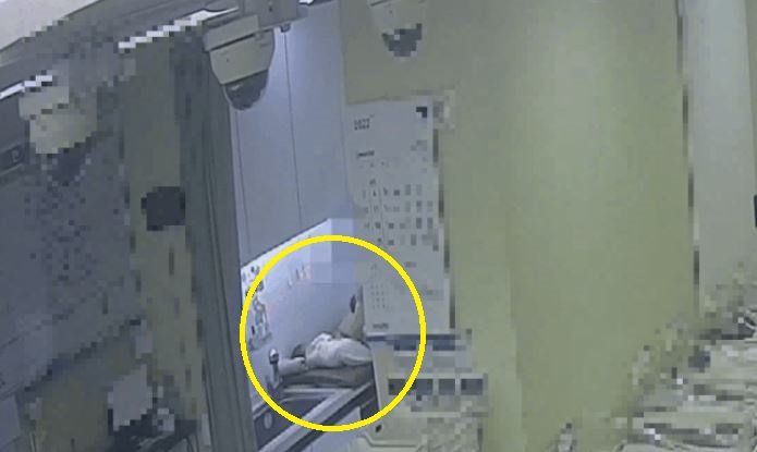 사고 당시 아기의 움직임을 촬영한 CCTV 영상. 네이버 카페 캡처