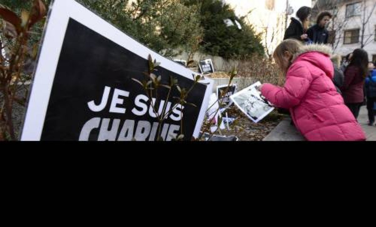 11일 오후 서울 서초구 반포4동 은행나무공원에서 열린 프랑스 파리 언론인 테러 추모행사에서 참가자들이 ‘내가 샤를리다(Je suis Charlie)’라는 팻말을 공원 모퉁이에 올려놓고 있다. 이날 이들은 희생자를 애도하며 어떠한 경우에도 표현의 자유는 억압 받아서는 안된다고 말했다. 2015.1.11/뉴스1 ⓒ News1