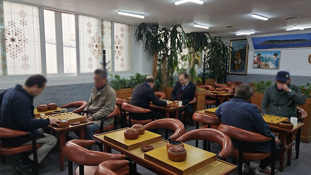 On the afternoon of the 27th, elderly people are playing baduk at a center in Yeongdeungpo-dong, Yeongdeungpo-gu, Seoul.  Reporter Lee Soo-yeon lotus@donga.com