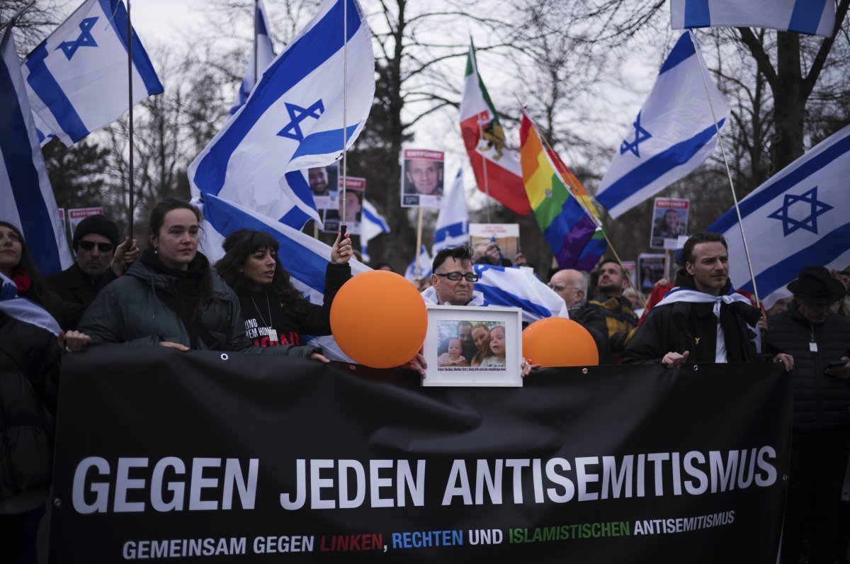 10일 독일 수도 베를린에서 시위에 참가한 시민들이 이스라엘 국기를 들고 최근 반유대주의 움직임에 항의하는 행진을 벌이고 있다. 베를린=AP 뉴시스