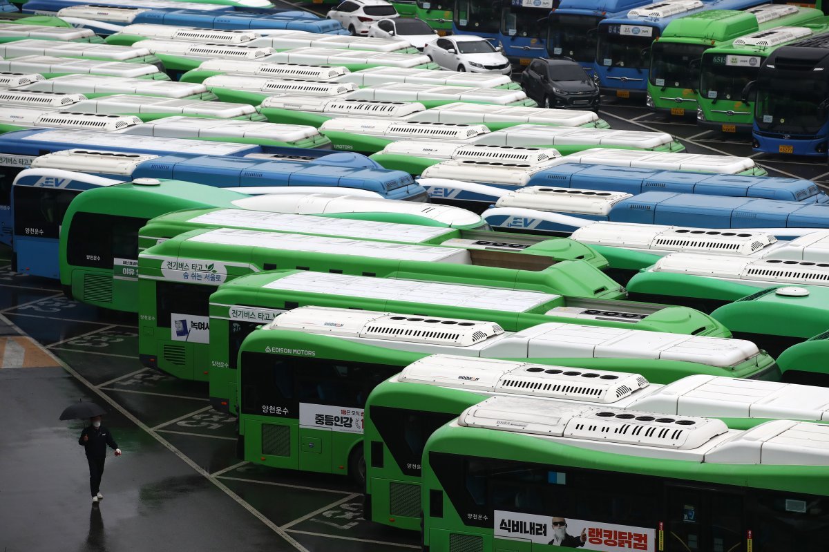 서울 시내버스 노조가 파업에 돌입한 28일 서울의 한 공영차고지에 버스가 주차돼 있다. 2024.3.28. 뉴스1