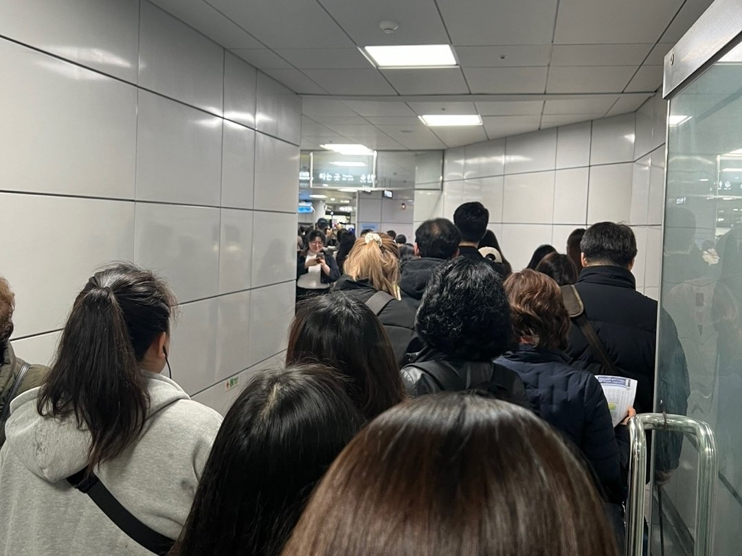 28일 오전 서울 경전철 우이신설선 북한산보국문역 입구가 시민들로 들어차 있다. 2024.3.28/ 뉴스1