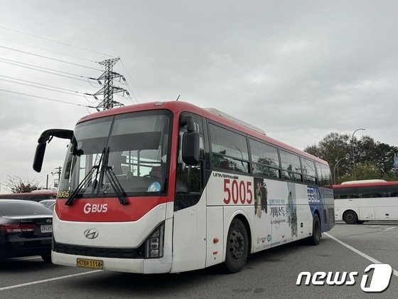 용인시가 출근 시간대에 강남대역에서 출발하는 5005번 전세버스 3대를 운행한다.(용인시 제공)