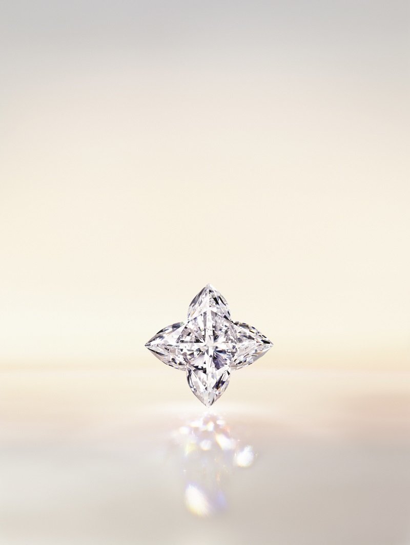 루이뷔통 LV모노그램 스타컷 다이아몬드는 1896년 조르주 루이뷔통이 처음 디자인한 별 모양의 모노그램 플라워를 담아 끝이 뾰족한 53개의 면으로 완성됐다. 루이뷔통 제공