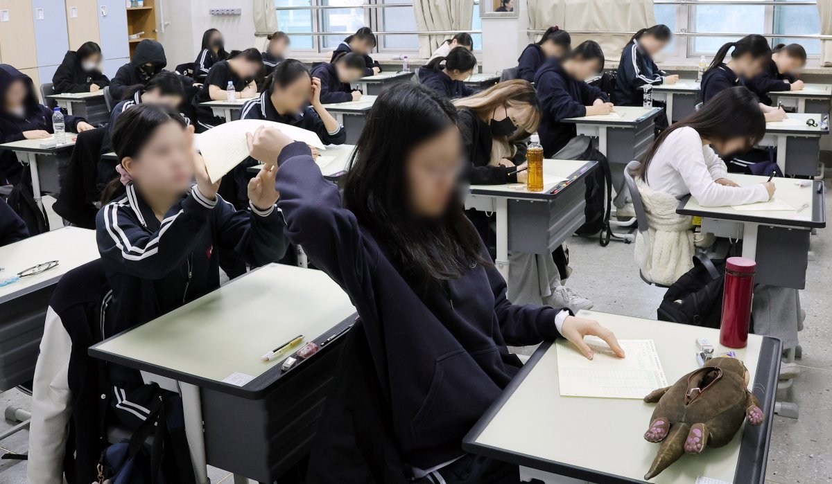 2025학년도 대학수학능력시험 대비 3월 전국연합학력평가가 시행된 28일 서울 강남구 개포고등학교에서 3학년 학생들이 시험지를 전달하고 있다. 2024.3.28/뉴스1 ⓒ News1
