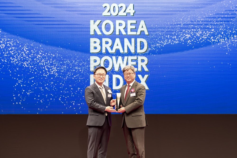 ‘제26차 한국산업의 브랜드파워 조사’ 인증식에 참여한 한상호 월드비전 나눔사업부문장(오른쪽). 월드비전 제공