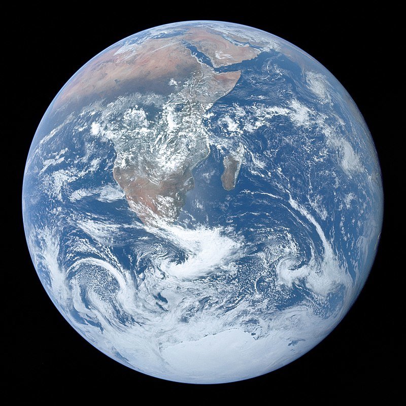 1972년 미 항공우주국(NASA)의 마지막 유인 달 탐사 우주선인 아폴로17호 우주비행사들이 인류로는 처음이자 마지막으로 직접 촬영한 둥근 지구 사진