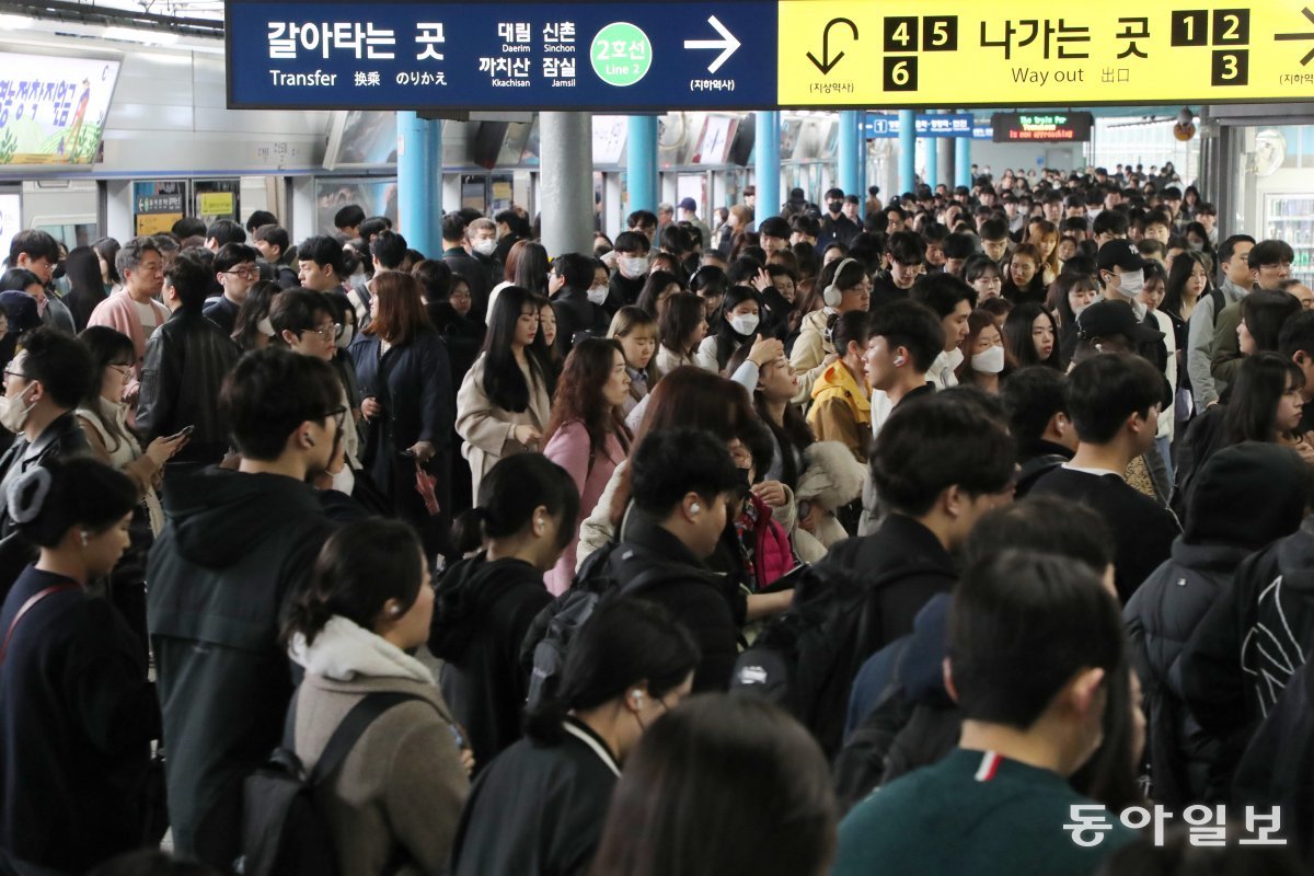 버스차로 ‘텅텅’, 지하철역은 ‘인산인해’ 28일 오전 4시 서울시버스노동조합이 파업에 돌입한 가운데, 이날 오전 서울 종로구의 한 버스 승차장 전광판에 관련 안내문이 
표시되고 있다(위 사진). 서울 지하철 1호선 신도림역에 시민들이 몰려들어 인산인해를 이룬 모습. 버스노조는 파업 11시간 만인
 오후 3시경 협상이 타결되며 파업을 철회했지만 ‘새벽 노동자’를 포함한 시민들이 출근길에 불편을 겪었다. 김재명 
base@donga.com·이훈구 기자