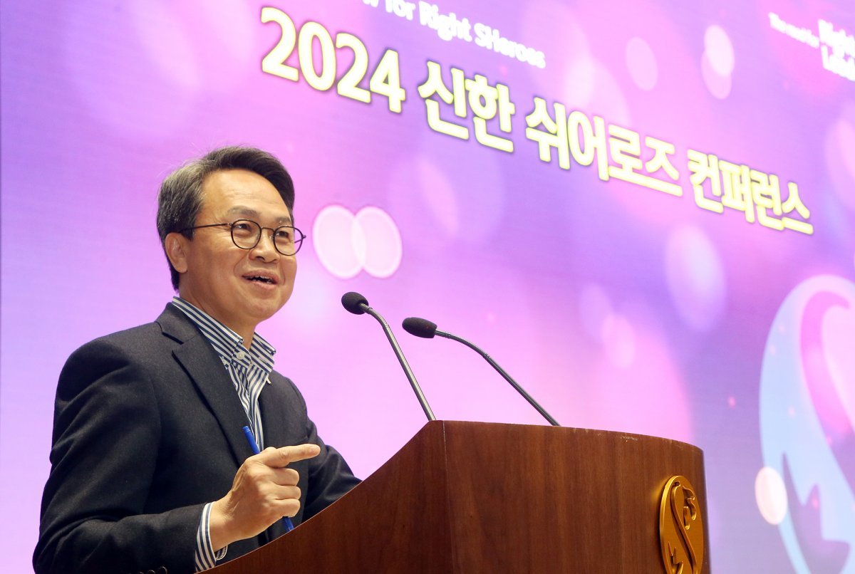 지난달 9일 서울 중구 본사에서 개최된 ‘2024년 신한 쉬어로즈 컨퍼런스’에서 진옥동 신한금융그룹 회장이 참석자들을 대상으로 연설을 하고 있다. 신한금융그룹 제공