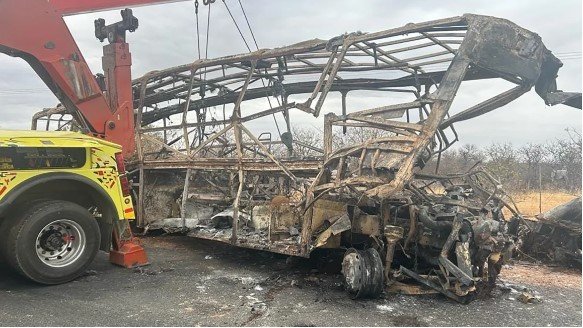 28일(현지시간) 남아프리카공화국 림포포 지역에서 다리 아래로 추락한 버스가 불에타 철골만 남았다. 이 교통사고로 총 45명이 숨졌다. (출처 : 림포포 교통부) 2024.03.28/