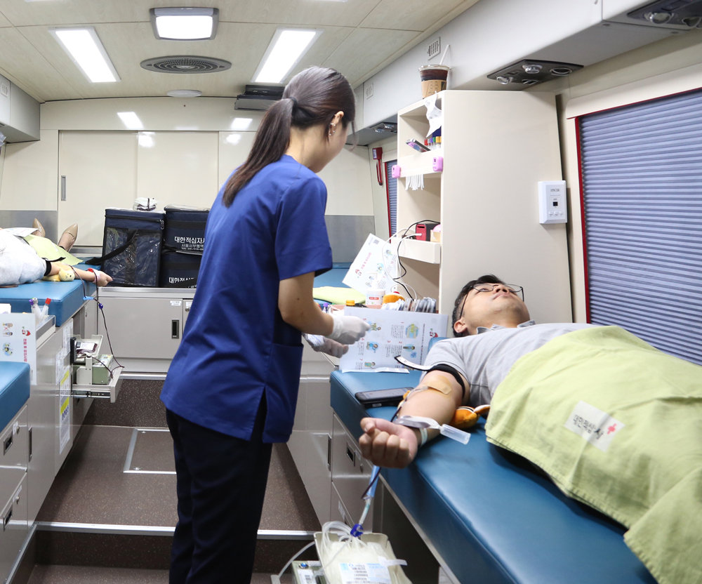 신한투자증권 직원들이 매주 ‘봉사하는 날’로 지정된 금요일 취약계층 아동의 수술비를 지원하기 위해 헌혈을 하고 있다. 신한투자증권 제공