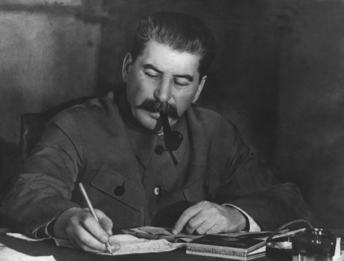 집무실에서 일하고 있는 스탈린의 모습. ‘스탈린의 서재’의 저자는 “스탈린은 독창적인 사상가가 아니었다. 스탈린이 평생 한 일은 
다른 사람의 아이디어, 정식, 정보를 활용하는 것이었고 바로 그것이 스탈린이 그토록 많이 읽은 이유였다”고 했다. 너머북스 제공