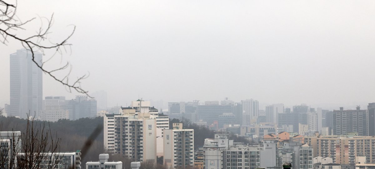 수도권 지역에 미세먼지 농도가 ‘나쁨’을 나타낸 17일 오전 서울 관악구 난곡로 하늘공원에서 바라본 시내가 뿌옇게 보이고 있다. 20203.17/뉴스1 ⓒ News1