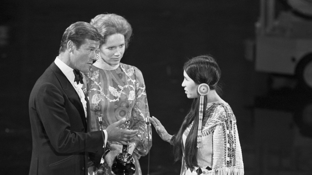 1973년 아카데미상 시상식에서 ‘대부’로 남우주연상을 받은 말론 브란도를 대신해 수상을 거부한 아메리카 원주민 운동가 리틀페더. 미국영화예술과학아카데미(AMPAS) 홈페이지