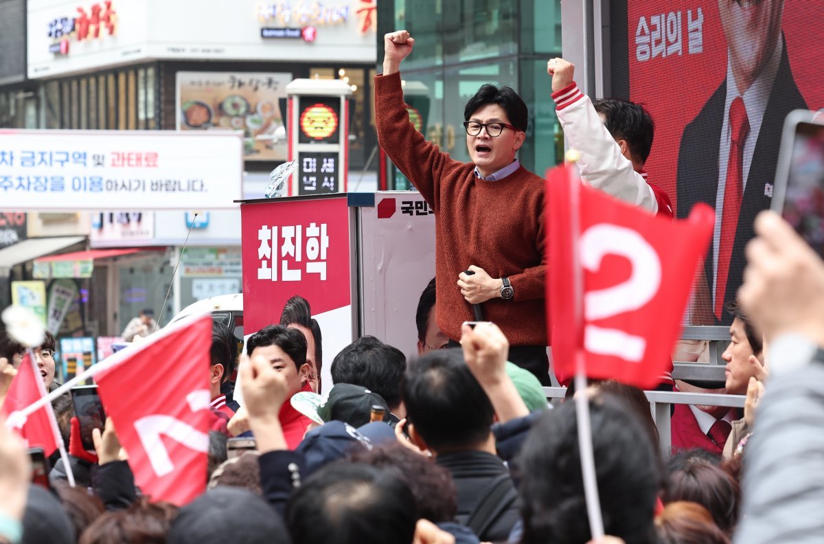 한동훈 국민의힘 비상대책위원장 겸 총괄선거대책위원장이 29일 오후 경기 군포시 산본로데오거리에서 최진학 군포시 후보 지원유세를 하고 있다. 2024.3.29. 뉴스1